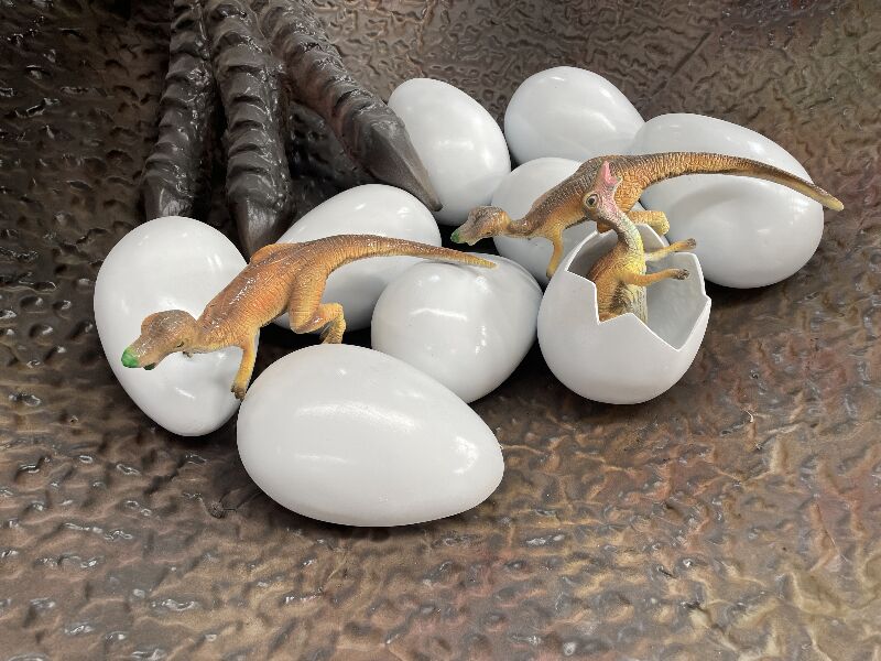 Oviraptor with eggs